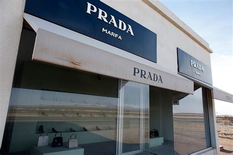 ¿Qué hace una tienda de Prada en medio del desierto 